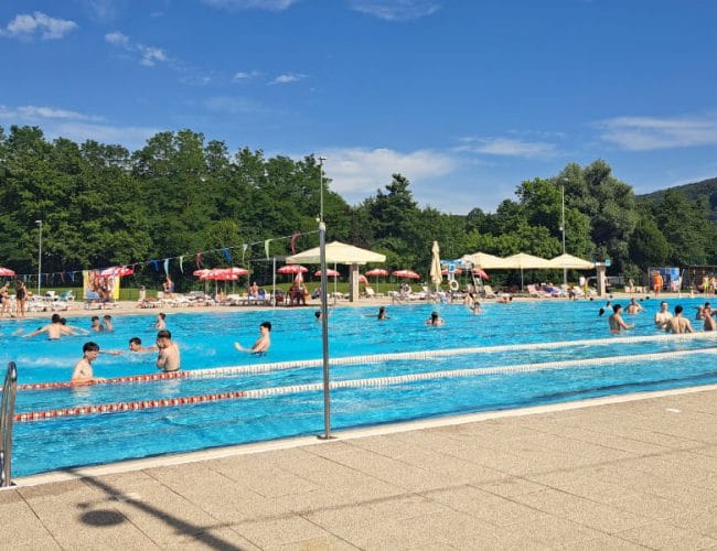 Pet bazenov v Sloveniji, kjer lahko uživate z vnuki