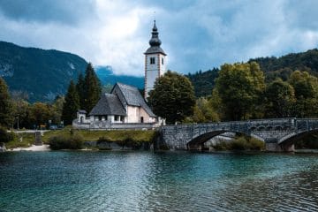Ljubljančan je v Bohinju skoraj zmerljivka: kaj se skriva za tem znanim lokalnim zbadanjem