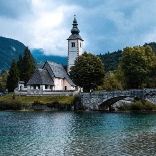 Na priljubljeni kolesarski povezavi Bled – Bohinj popolna zapora, obvoz tudi po cesti