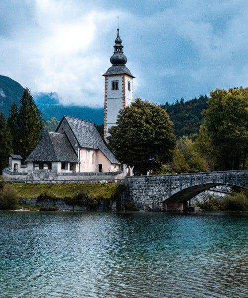 Ljubljančan je v Bohinju skoraj zmerljivka: kaj se skriva za tem znanim lokalnim zbadanjem