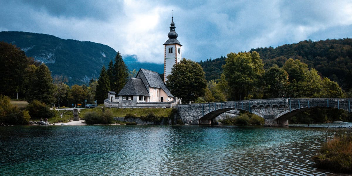 Ljubljančan je v Bohinju skoraj zmerljivka: kaj se skriva za tem znanim lokalnim zbadanjem