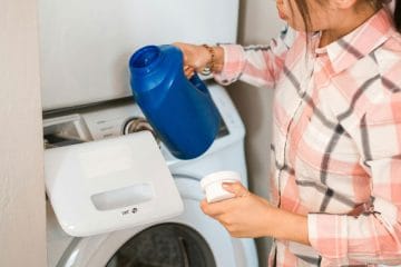 Preveč detergenta v pralnem stroju ne opere bolje: posledice opazite tudi na koži