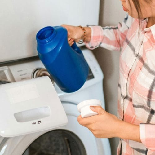 Preveč detergenta v pralnem stroju ne opere bolje: posledice opazite tudi na koži