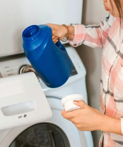 Preveč detergenta v pralnem stroju ne opere bolje: posledice opazite tudi na koži