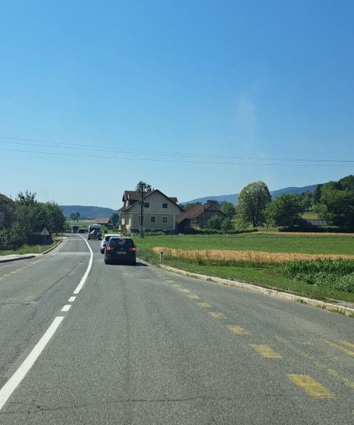 Malo Ljubljančanov pozna to pot proti Dalmaciji, ki obide Zagreb in Karlovec