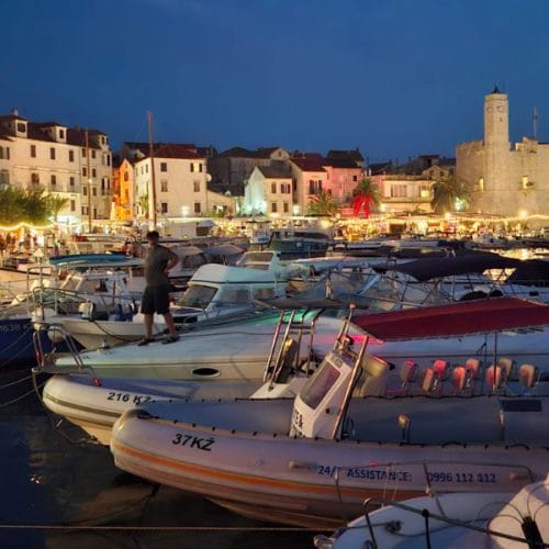 Komiža na Visu: kraj, kjer se Jadran pokaže počasneje, lepše in bolj iskreno