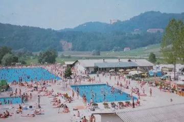 Tako smo nekoč preživljali vroča poletja: bazeni, senca in dan, ki je trajal do večera