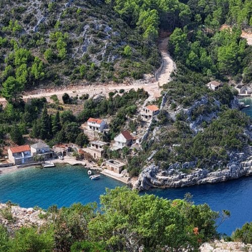 To plažo na Hvaru vsi občudujejo na fotografijah, v živo pa preseneti drugače