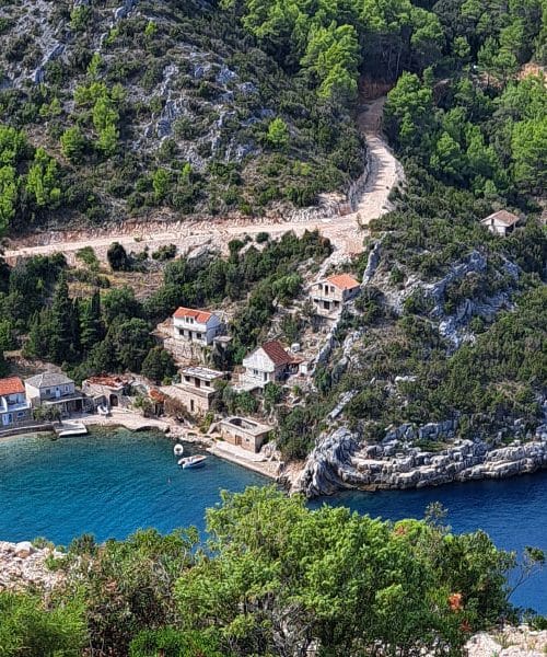 To plažo na Hvaru vsi občudujejo na fotografijah, v živo pa preseneti drugače