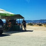 Kupovanje sadja in zelenjava ob cesti