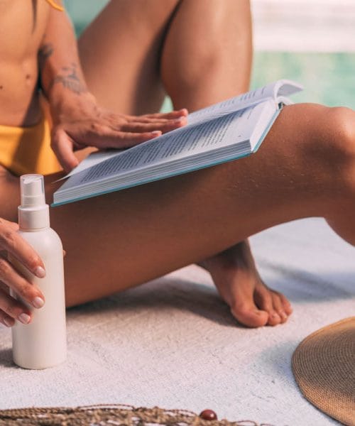 Kolikorat se poleti namažemo s sončno kremo? Po 55. letu je ta navada še pomembnejša