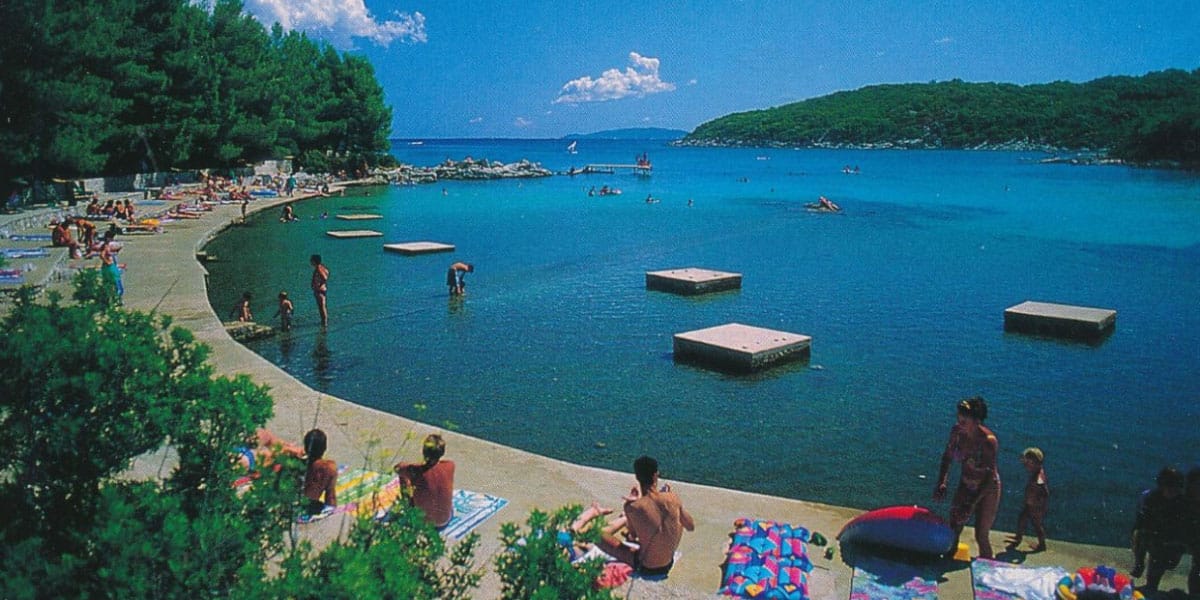 Bučanje, glavna plaža pod borovci