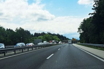 Kaj narediti, če se na avtocesti zgodi nesreča: pravila v Sloveniji, na Hrvaškem in v tujini