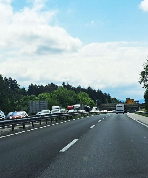 Kaj narediti, če se na avtocesti zgodi nesreča: pravila v Sloveniji, na Hrvaškem in v tujini
