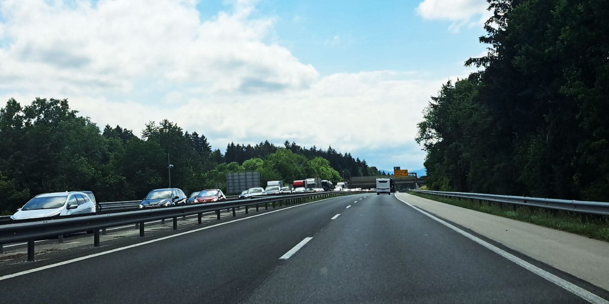 Kaj narediti, če se na avtocesti zgodi nesreča: pravila v Sloveniji, na Hrvaškem in v tujini