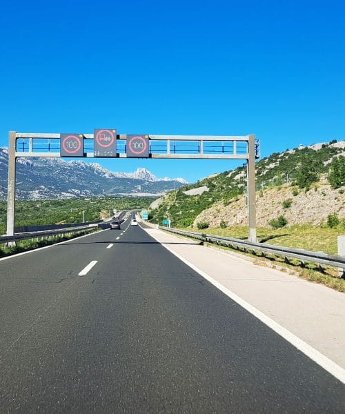 Na tem delu dalmatinske avtoceste vozniki pogosto spregledajo omejitev 100 km/h
