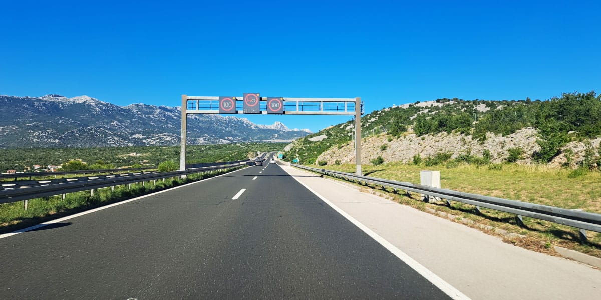 Na tem delu dalmatinske avtoceste vozniki pogosto spregledajo omejitev 100 km/h