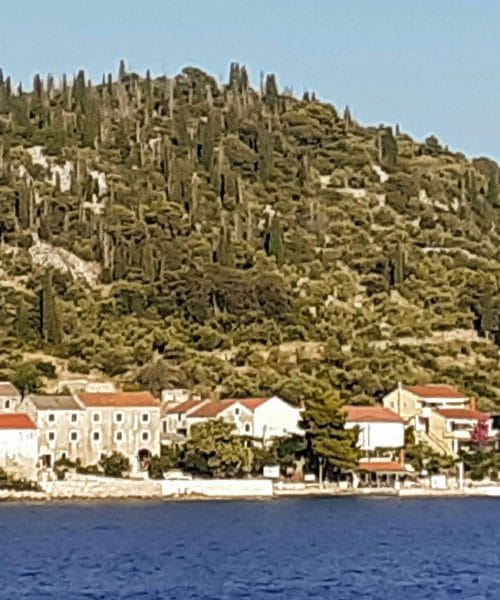 Najmanjši naseljeni otok na Jadranu: Ošljak, kraj, kjer se življenje meri drugače