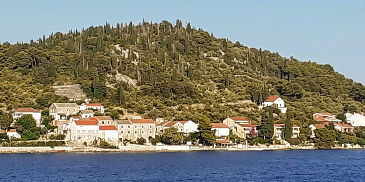 Najmanjši naseljeni otok na Jadranu: Ošljak, kraj, kjer se življenje meri drugače