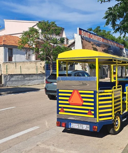 Panoramska vožnja z vlakcem ob morju: poletna atrakcija, ki je marsikoga vrnila v otroštvo
