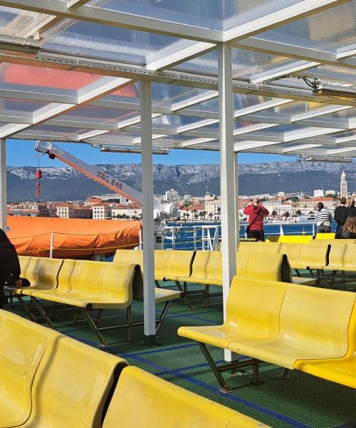 Pravila na trajektu: pet stvari, ki veljajo za potnike, a se jih poleti pogosto ne držimo
