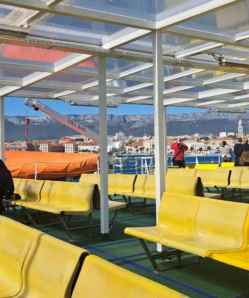 Pravila na trajektu: pet stvari, ki veljajo za potnike, a se jih poleti pogosto ne držimo