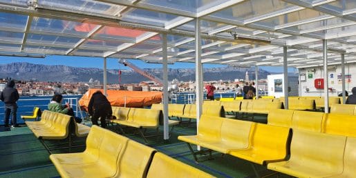 Pravila na trajektu: pet stvari, ki veljajo za potnike, a se jih poleti pogosto ne držimo
