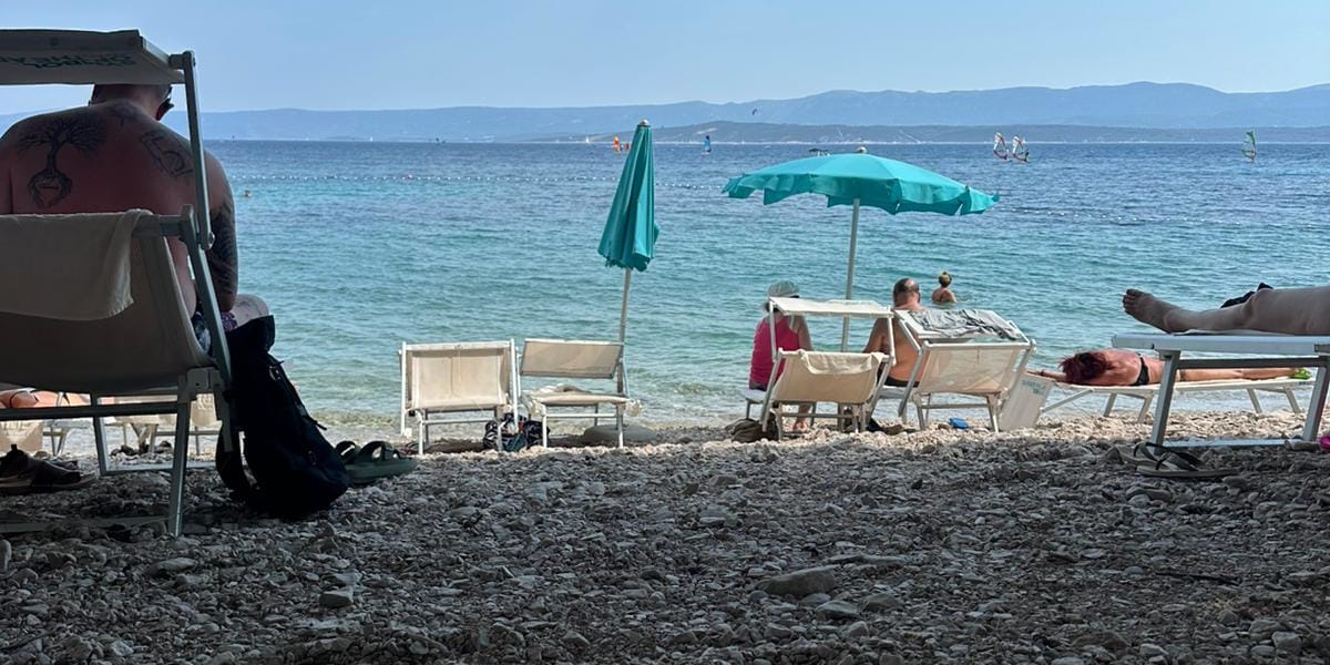 Plaža, morje, ležalniki