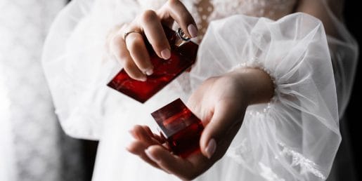 Kaj vaša izbira parfuma pove o vas poleti in zakaj poletni vonji delujejo drugače