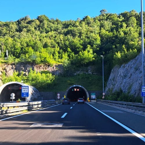 Veste, kaj pomeni, če vam v hrvaških predorih utripa znak za omejitev hitrosti?
