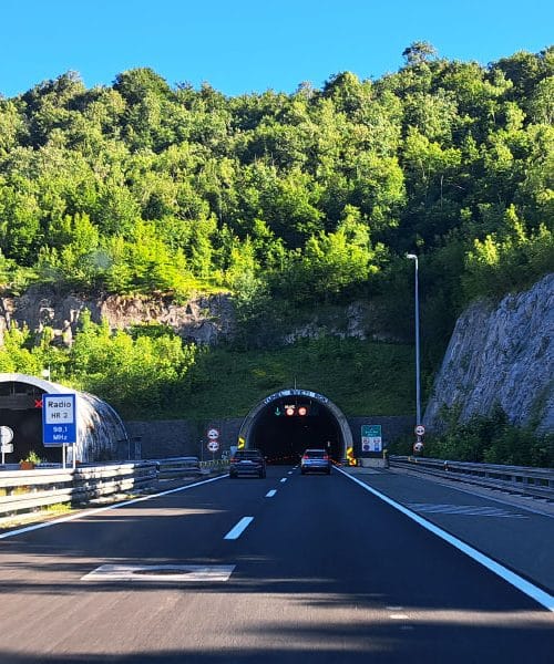 Veste, kaj pomeni, če vam v hrvaških predorih utripa znak za omejitev hitrosti?