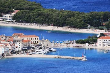 Plaža Mala Raduča pri Primoštenu: kotiček, kjer je morje le nekaj korakov stran od mesta