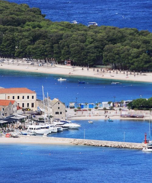 Plaža Mala Raduča pri Primoštenu: kotiček, kjer je morje le nekaj korakov stran od mesta