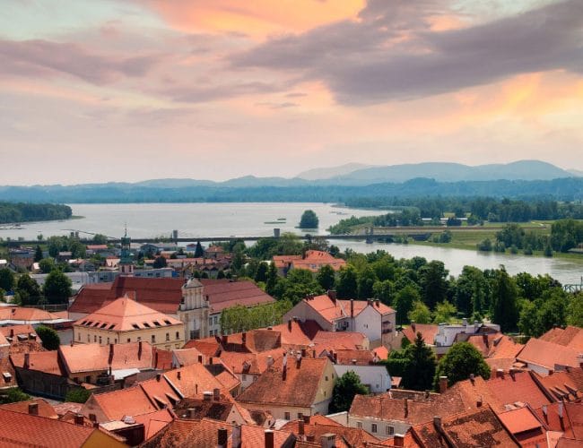 Ptujsko morje: slovensko jezero, ki poleti preseneti skoraj kot obala