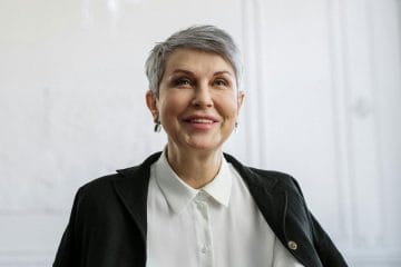Sivi lasje po 60. letu niso več nekaj, kar je treba skriti: trije trendi za 2026