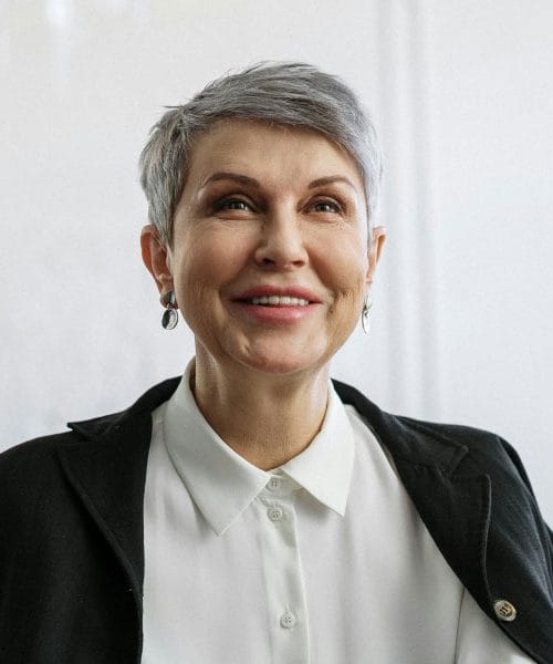 Sivi lasje po 60. letu niso več nekaj, kar je treba skriti: trije trendi za 2026