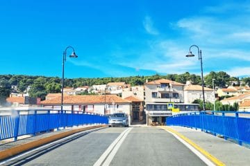 V tem hrvaškem mestu šolarji konec pouka proslavijo s skokom z mosta v morje