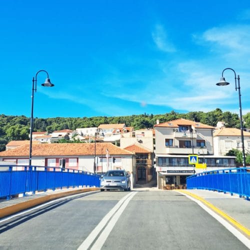 V tem hrvaškem mestu šolarji konec pouka proslavijo s skokom z mosta v morje