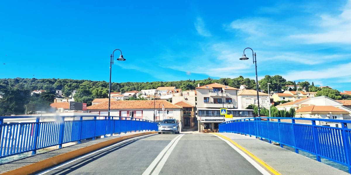 V tem hrvaškem mestu šolarji konec pouka proslavijo s skokom z mosta v morje