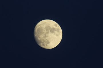 Jagodna luna 2026: ime nima nobene povezave z barvo, razlog je povsem drugačen
