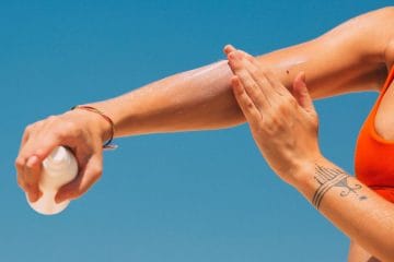 Kako se poleti zaščititi pred soncem: štiri pravila, ki jih koža po 50. letu hitro pokaže