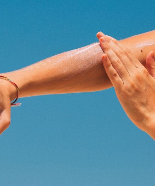 Kako se poleti zaščititi pred soncem: štiri pravila, ki jih koža po 50. letu hitro pokaže