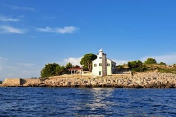 Ta svetilnik pri Murterju letos praznuje 130 let, danes pa lahko v njem tudi prespite