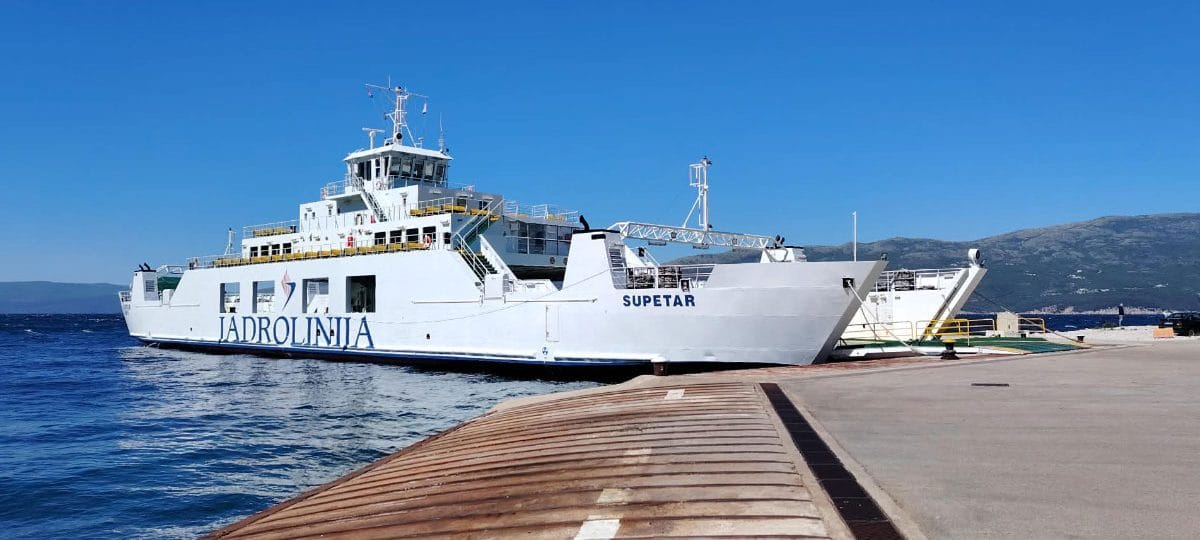 Močan jugo ustavil številne trajekte in katamarane na Hrvaškem, težave tudi na Cresu in Rabu