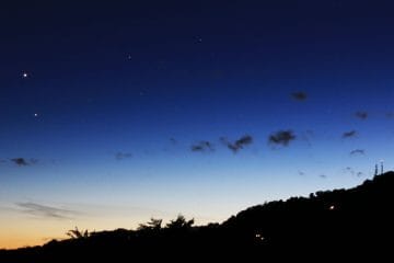 Na nebu se dogaja predstava Venere in Jupitra, ki jo lahko vidite s prostim očesom