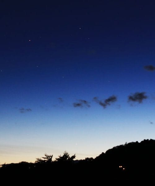 Na nebu se dogaja predstava Venere in Jupitra, ki jo lahko vidite s prostim očesom