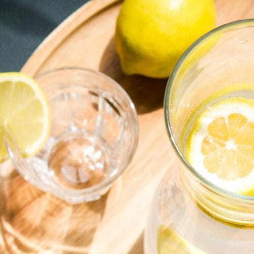 Voda z limono ni čudež, a pri eni navadi lahko res pomaga