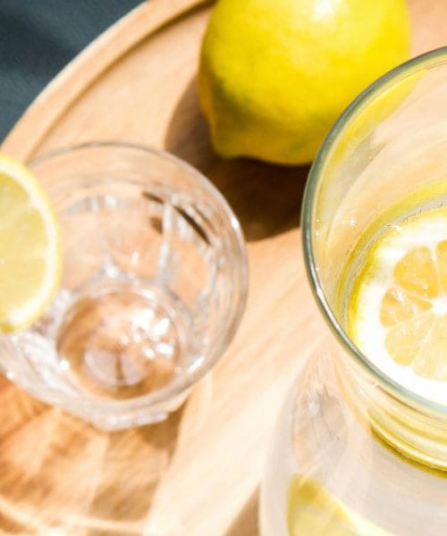 Voda z limono ni čudež, a pri eni navadi lahko res pomaga