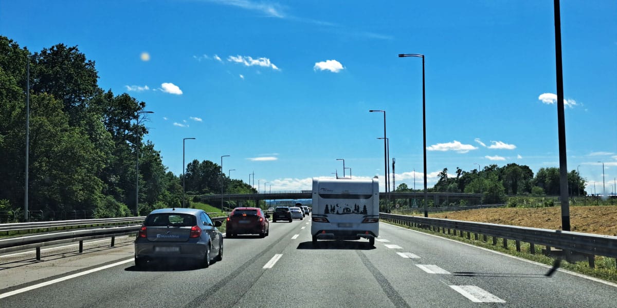 Vožnja prikolice po avtocesti