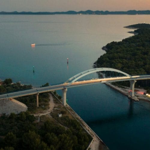 Ta most vsako leto postane draga past za mornarje